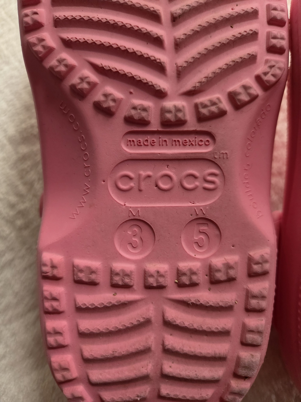 CROCS Kids Classic Clogs in Bright Pink Size W (5)/ M (3) / Juniors 3 - Picture 5 of 8